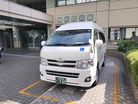 会場前に停車した介護タクシー