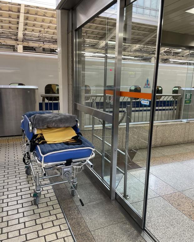 新幹線のホームのそばに着けたストレッチャー