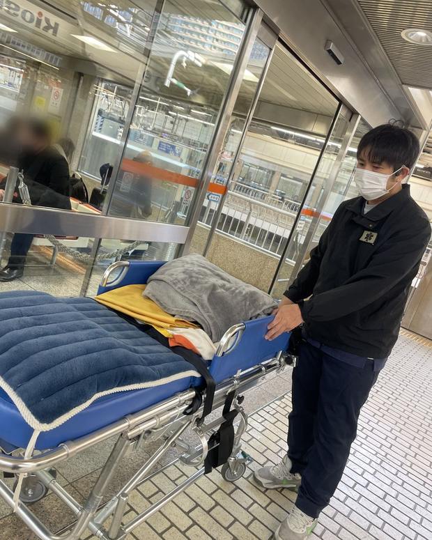 東京駅の構内でストレッチャーをお運びするアールケアTAXIの乗務員