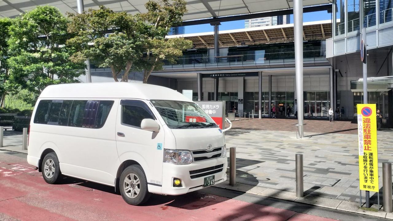 東京駅 八重洲中央口に着けたアールケアTAXIの介護タクシー車両