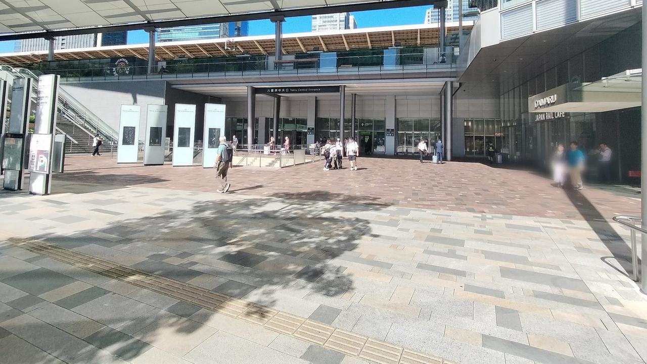 東京駅 八重洲中央口を出たところの広場