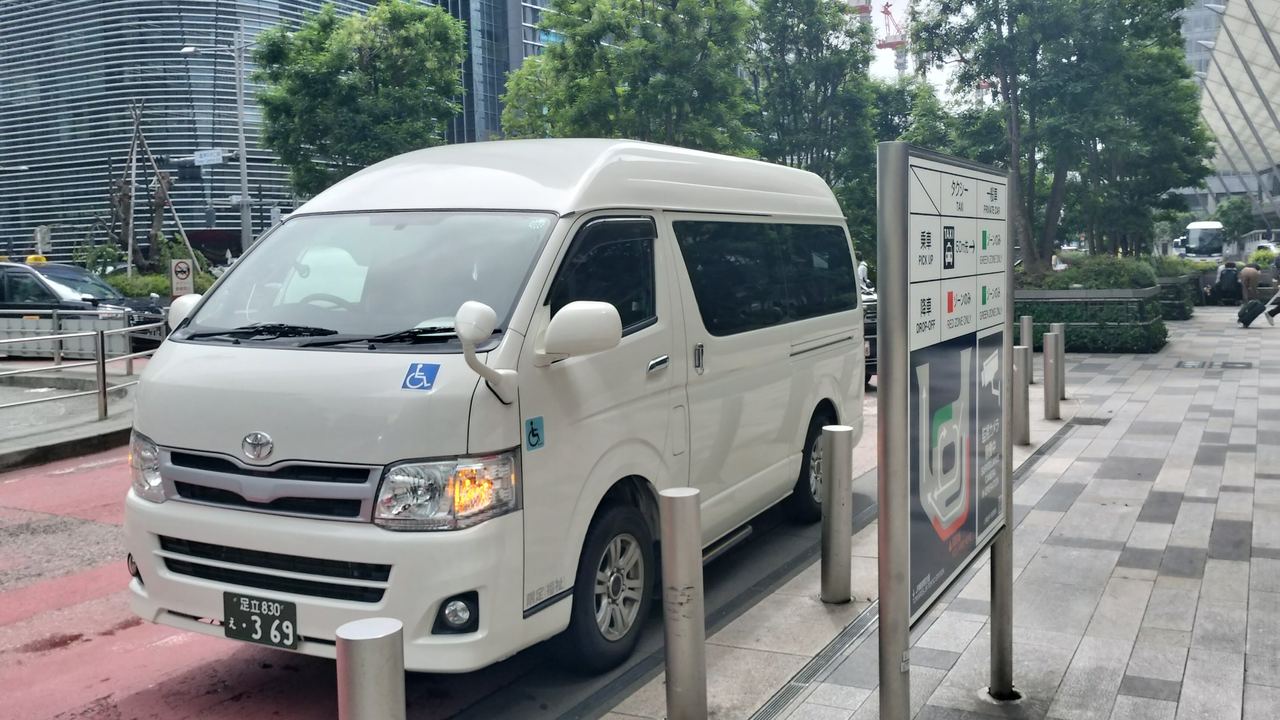 八重洲中央口のタクシー乗り場のロータリーに着けたアールケアTAXIの車両
