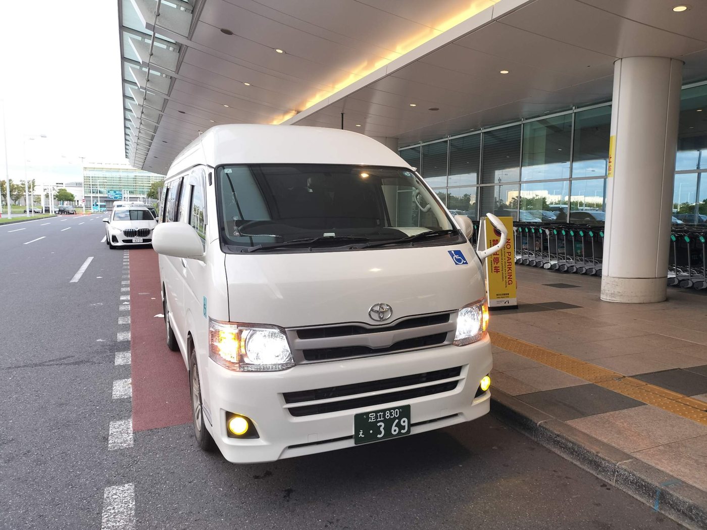 羽田空港のターミナル前に停めたアールケアTAXIのハイエース福祉車両