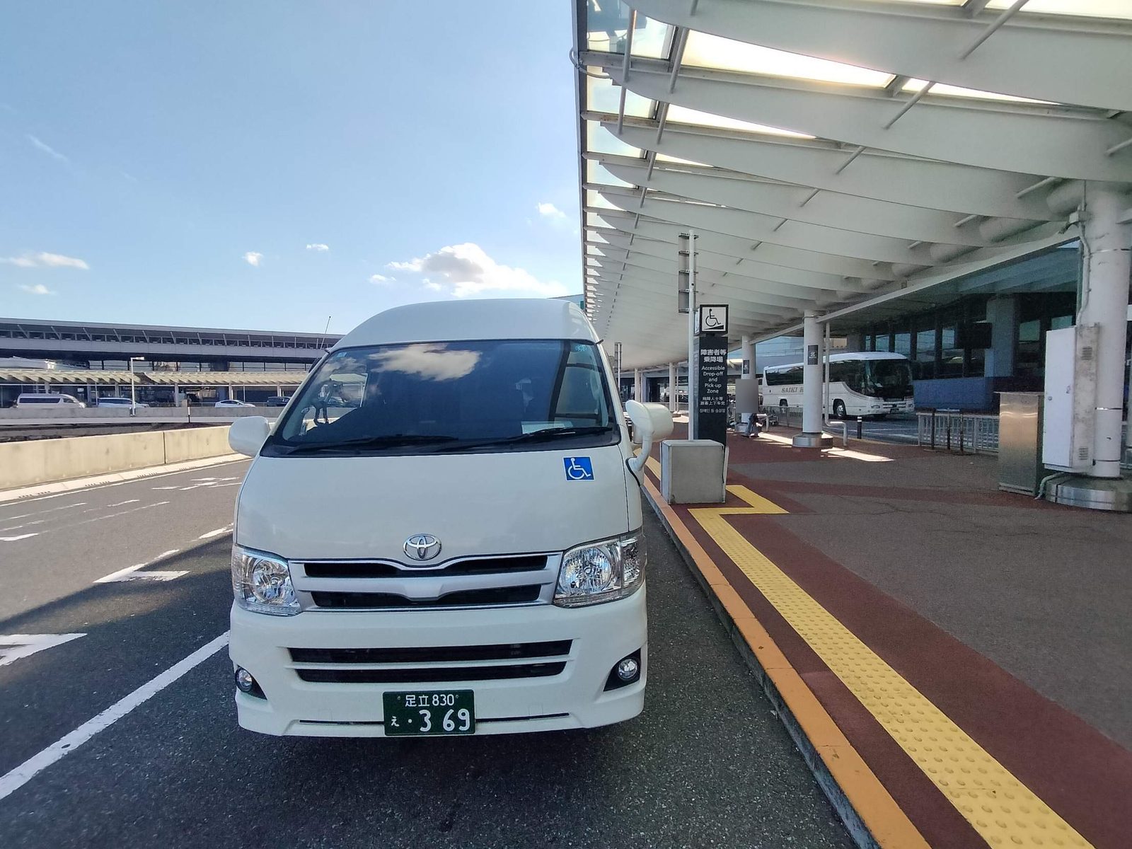 成田空港 第1ターミナル北ウイングの障害者等乗降場で待機する介護タクシー