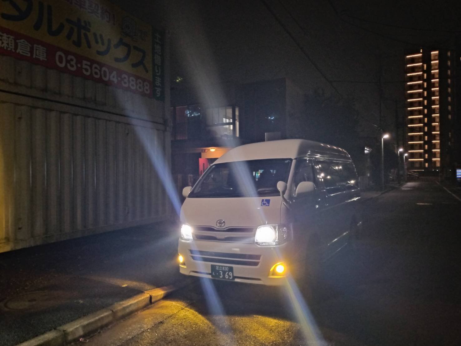 深夜の足立区を走るアールケアTAXIの介護タクシー車両