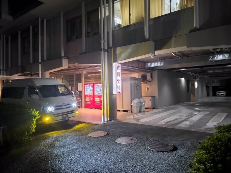 柳原病院（足立区千住曙町）の夜間受付と、前に停まる車いす対応の介護タクシー